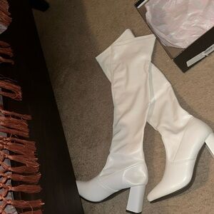 I’m selling some pass the knee boots for the beautiful women, never been worn